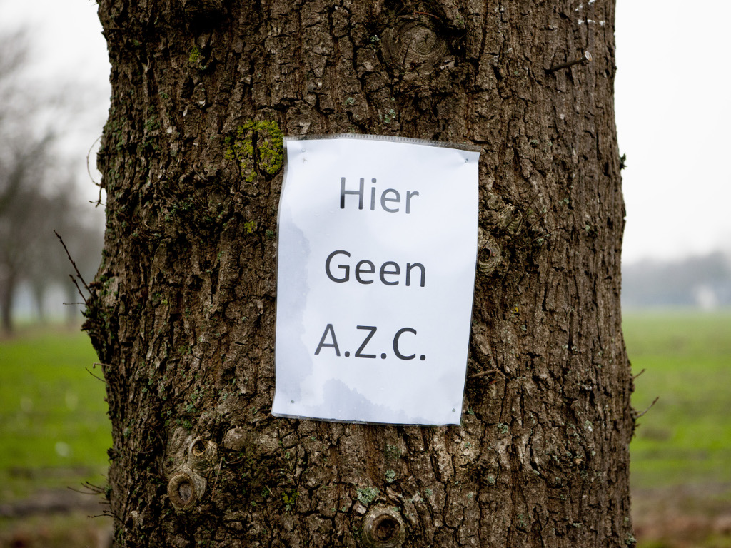 Luttelgeest verwijdert journalisten uit dorp om azc-bijeenkomst