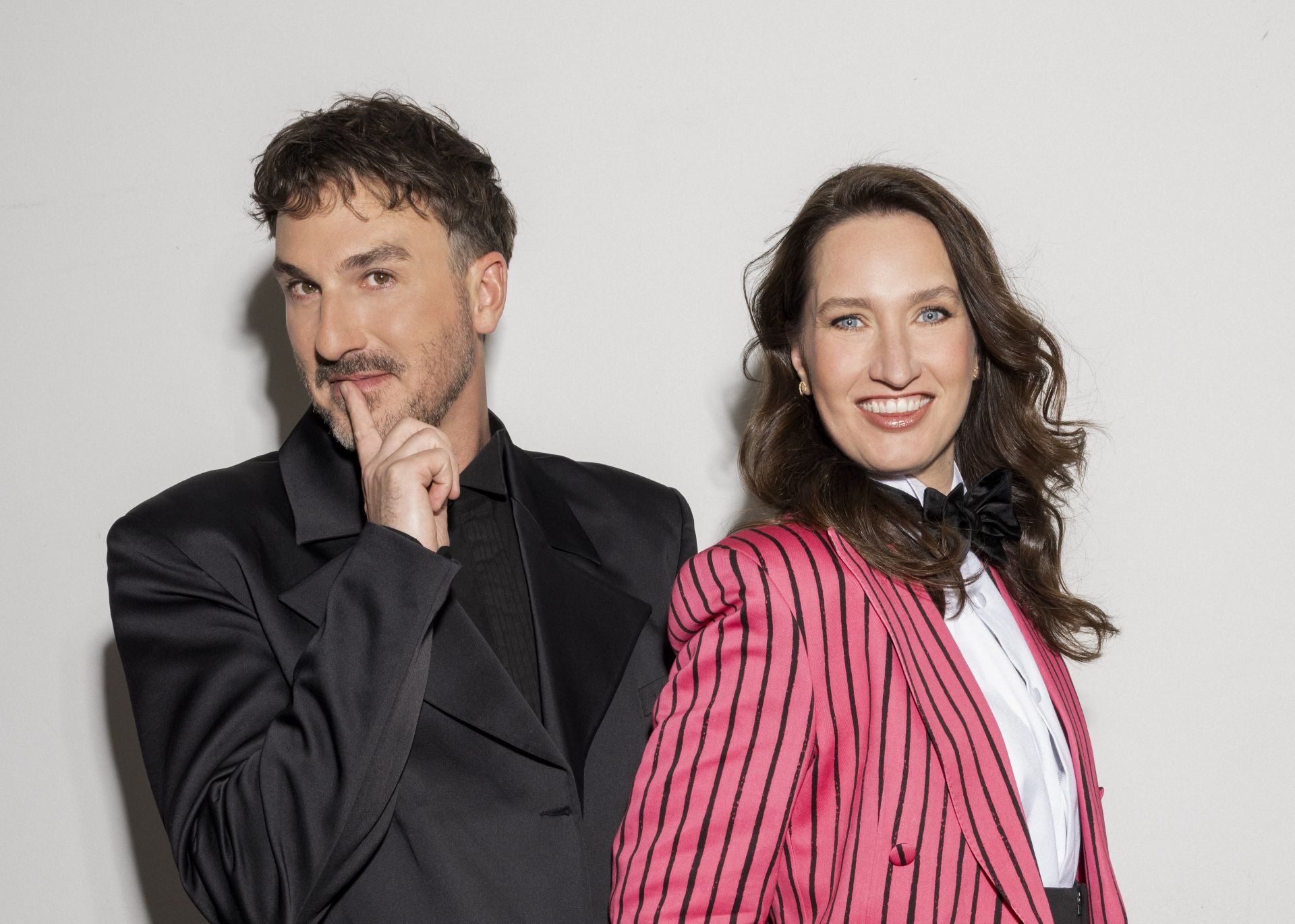 Hilversum slaakt een zucht van verlichting én vrees door de nieuwe podcast Fanny & Armando’s Showbiz