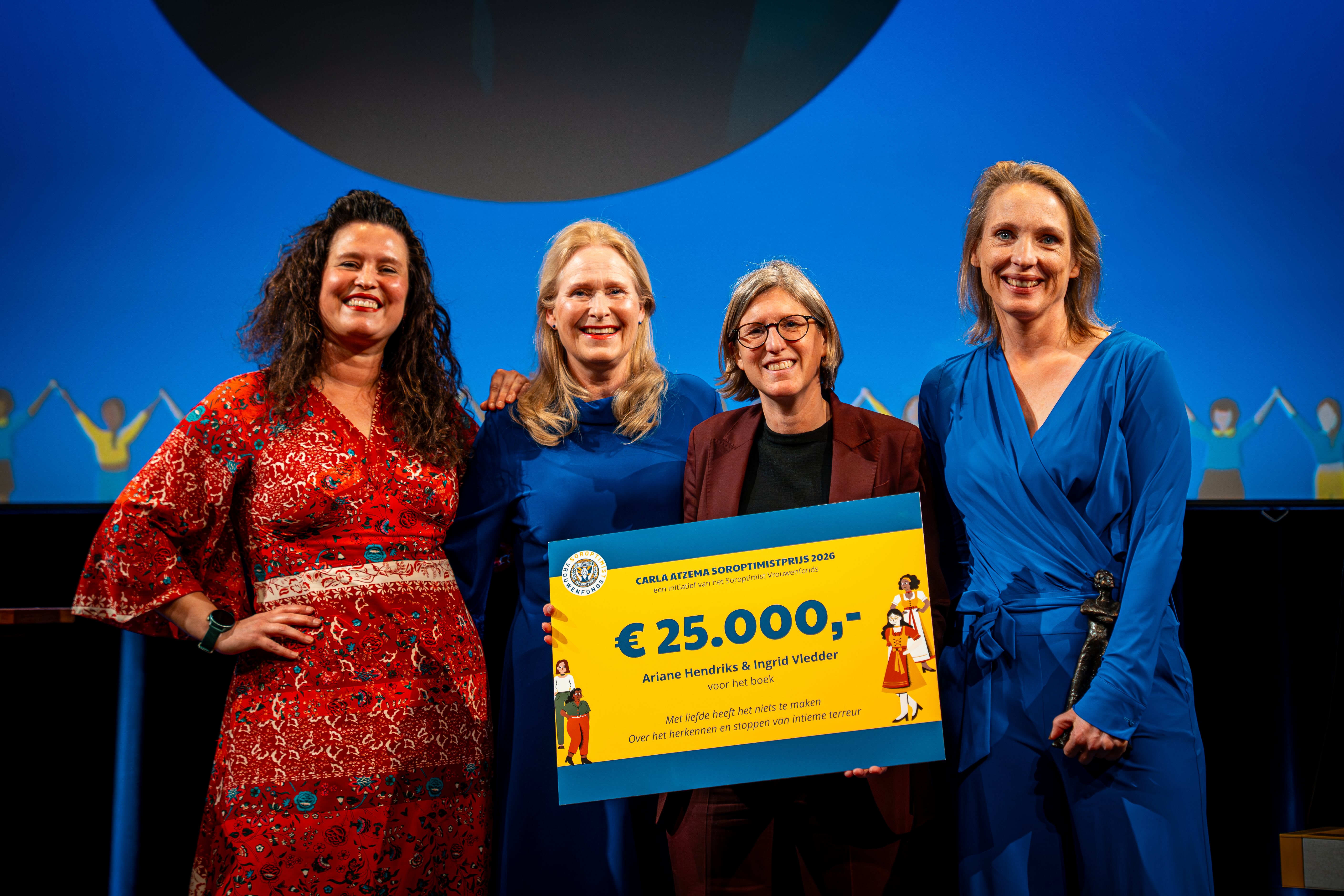 Boek ‘Met liefde heeft het niets te maken’ wint Carla Atzema Soroptimistprijs voor erkenning slachto