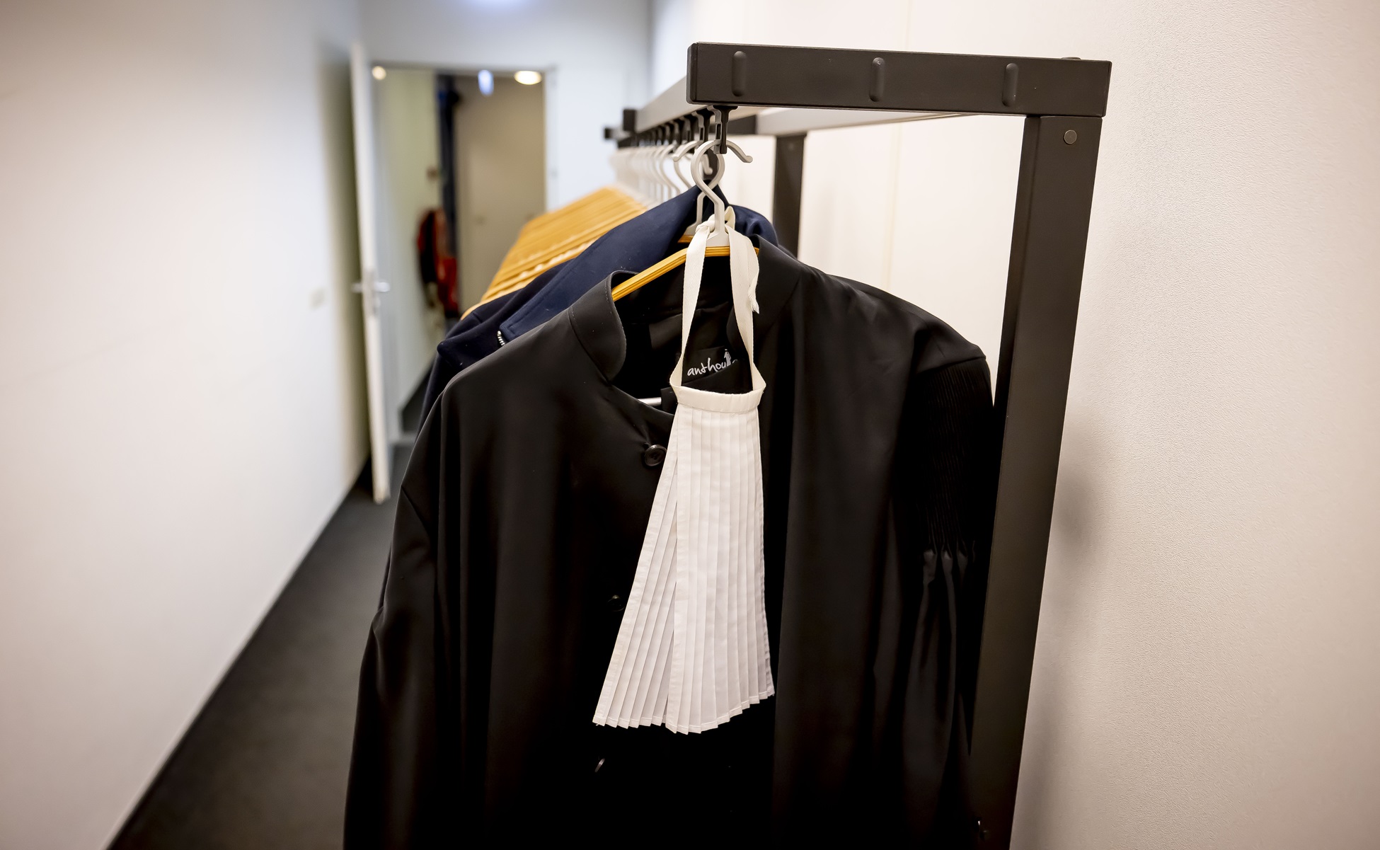 Voormalig burgemeester Groningen mag niet getekend worden tijdens rechtszaak - NVJ noemt besluit ‘ab